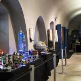 I due ci accompagnano alla scoperta delle opere esposte, mentre nei saloni del museo riecheggia la colonna sonora del film �Il signore degli anelli�